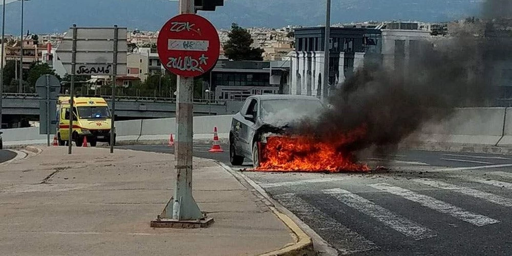 Αυτοκίνητο πήρε φωτιά στην Κηφισίας – Στο «δαχτυλίδι» στο Μαρούσι [εικόνες]